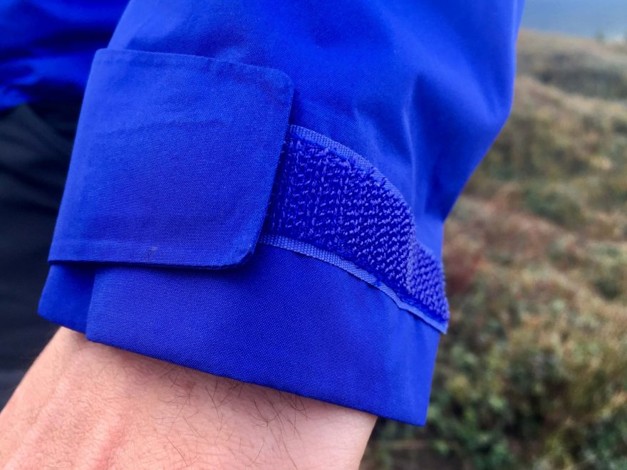 Regulace rukávů bundy Marmot Knife Edge.