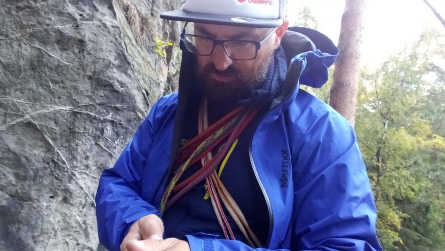 Svrchní bunda Marmot Knife Edge na skalách.