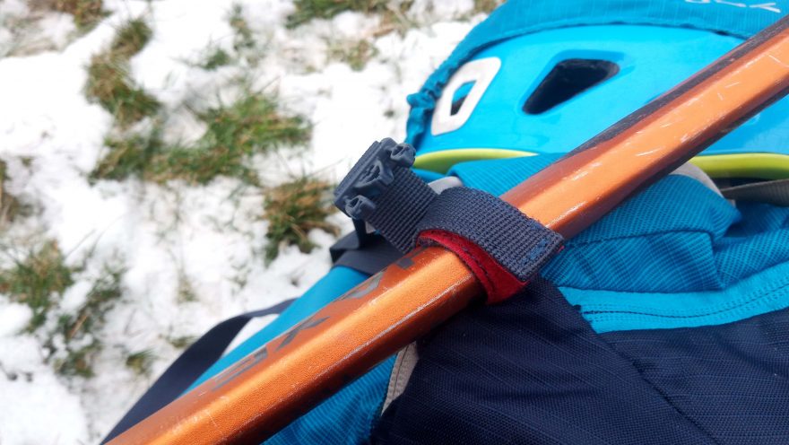 Přes suchý zip se zapíná ještě boční kompresní popruh - Vaude Back Bowl 22.