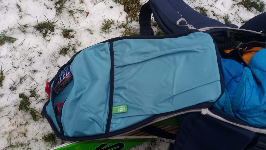 Vnitřní kapsa s klíčenkou a kapsa na hydrovak na zádovém panelu - Vaude Back Bowl 22.