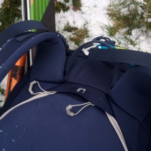 Zadní vstup do batohu včetně výstupu na hadičku hydra - Vaude Back Bowl 22 - detail.