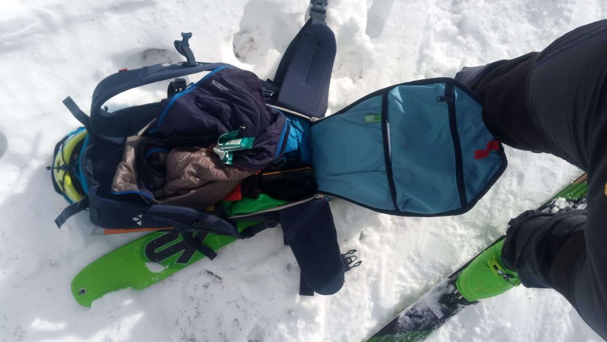 Batoh Vaude Back Bowl 22 stačí hodit na sníh a pomocí zadního vstupu z něj vytáhnout, co je třeba.