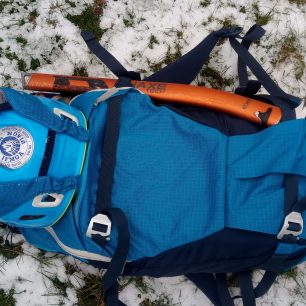 Cepín a helma na batohu Vaude Back Bowl 22.