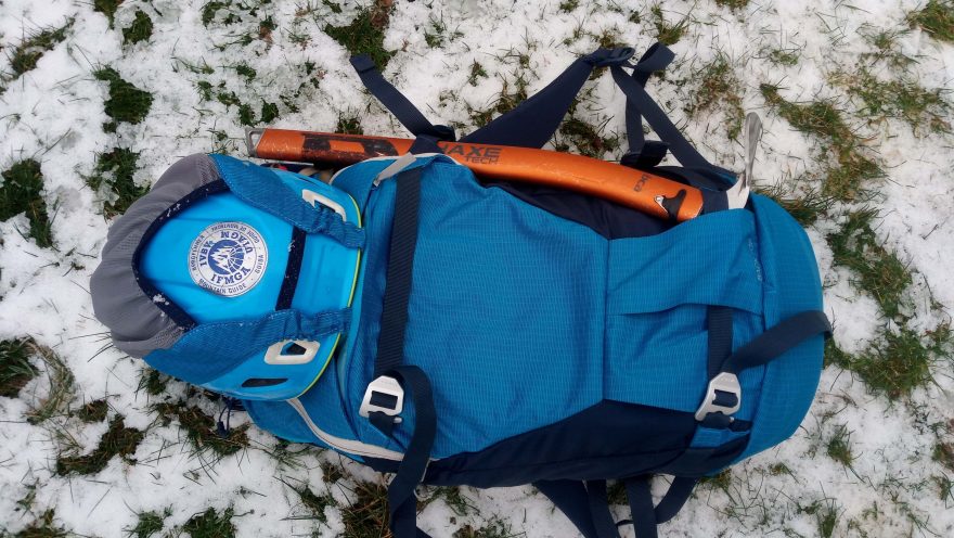 Cepín a helma na batohu Vaude Back Bowl 22.