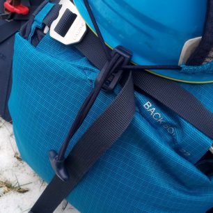 Detail háčku se samosvorkou na síťce na helmu - Vaude Back Bowl 22.