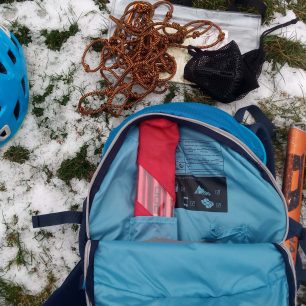 Do extra kapsy se vejde i mapník, pila na sněhový profil, apod. - Vaude Back Bowl 22.