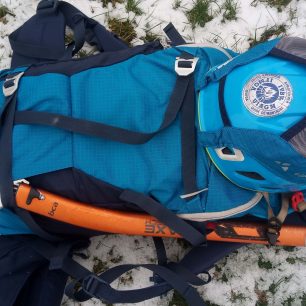 Fixace cepínu kryje hrot a tím zvyšuje bezpečnost pro vaše okolí - Vaude Back Bowl 22.