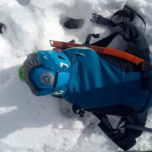 Jedna ze dvou možností fixace helmy na batoh Vaude Back Bowl 22.