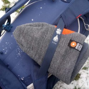 Na levém ramenním popruhu je držák na čepici nebo na rukavice - Vaude Back Bowl 22.