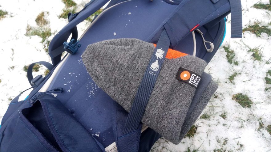 Na levém ramenním popruhu je držák na čepici nebo na rukavice - Vaude Back Bowl 22.