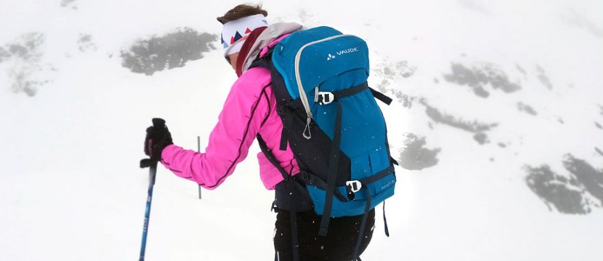 Celkový pohled na batoh Vaude Back Bowl 22 včetně všech popruhů.