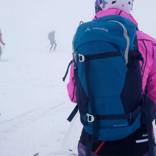 Celkový pohled na batoh Vaude Back Bowl 22 včetně všech popruhů.