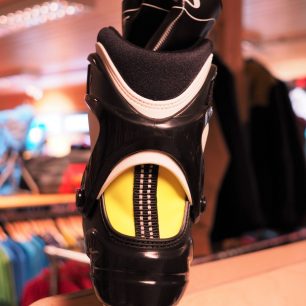 Botas Performance COMBI - bota určená na klasiku i bruslení - pohled zezadu na plastovou oporu kotníku