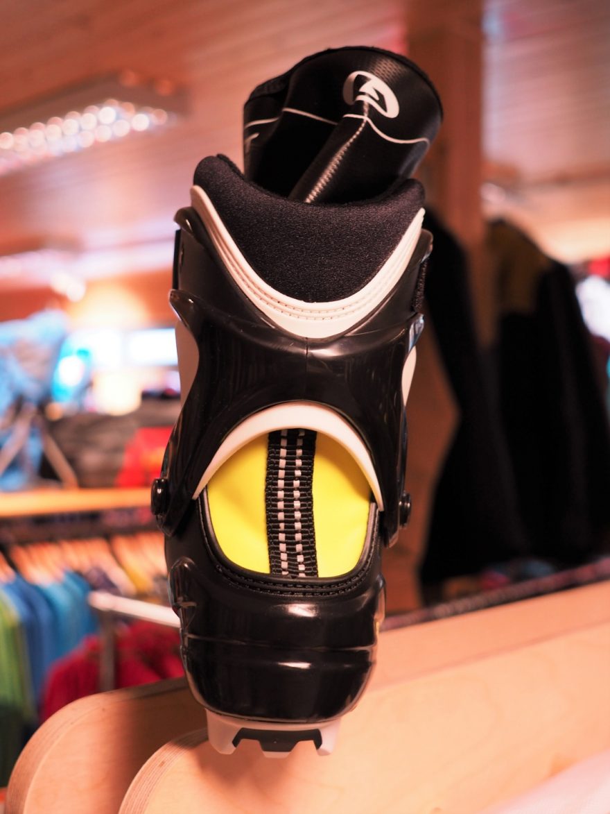 Botas Performance COMBI - bota určená na klasiku i bruslení - pohled zezadu na plastovou oporu kotníku