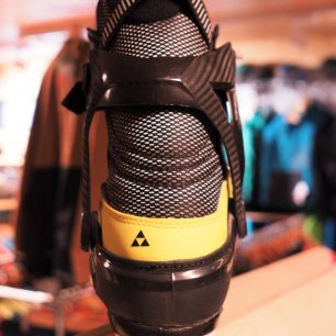 Fischer RC3 skate - bota určená pro bruslařský styl běhu na lyžích - pohled zezadu na oporu kotníku a patu boty