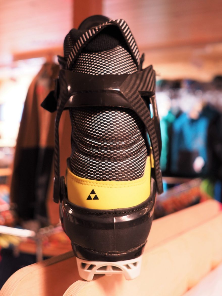 Fischer RC3 skate - bota určená pro bruslařský styl běhu na lyžích - pohled zezadu na oporu kotníku a patu boty