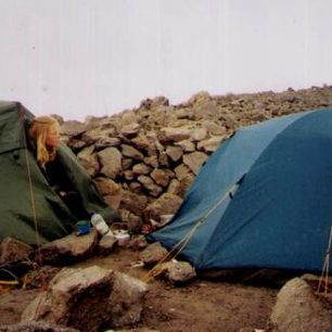 Pošmourné ráno na ledovcové moréně. Tábor je zbudovaný mimo samotný ledovec, pohodě napomáhají vyskládané kamenné zídky kryjící jej před nápory větru.