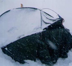 Stan v zimních horách musí být schopný především odolávat nepřízni a počasí.