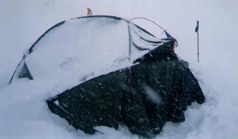 Stan v zimních horách musí být schopný především odolávat nepřízni a počasí.