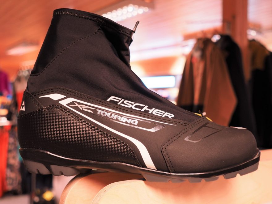 Fischer XC Touring - také bota na klasický styl jízdy, ale doplněná o krátký návlek, který zabraňuje padání sněhu do boty
