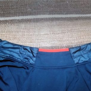 Vnější pohled na límec bundy Hannah Maxton.