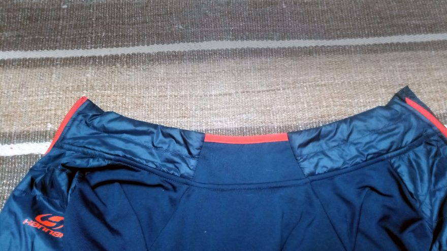 Vnější pohled na límec bundy Hannah Maxton.