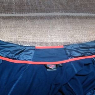 Vnitřní pohled na límec bundy Hannah Maxton s vloženým elastickým dílem.