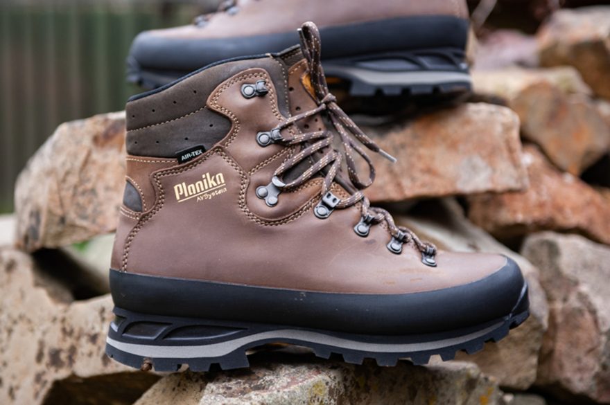 Vysoká gumová obsázka chrání botu a kůži proti poškození v kamenitém terénu - Planika MANGART AVS