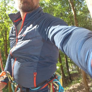 Bunda Hannah Maxton v akci.