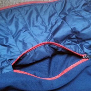 Detail na zipovou kapsu, která je umístěna pod izolací - Hannah Maxton.