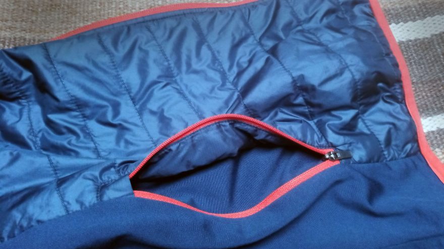 Detail na zipovou kapsu, která je umístěna pod izolací - Hannah Maxton.
