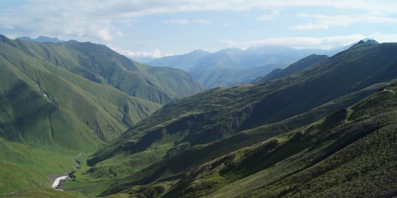 Trek z Omala do Juty přes sedlo Sakorno v gruzínském Kavkazu