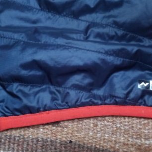 Lemovka spodního lemu a označení bundy Hannah Maxton jako kategorie ACTIVE LINE.