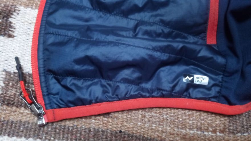 Lemovka spodního lemu a označení bundy Hannah Maxton jako kategorie ACTIVE LINE.