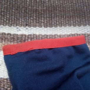 Lezení na skalách dává lemovkám na rukávech zabrat - Hannah Maxton.