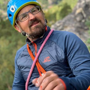 Příjemný límec a zateplený přední díl bundy Hannah Maxton.