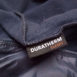 Tepelnou izolaci předního panelu bundy Hannah Maxton zajišťuje materiál DURATHERM.