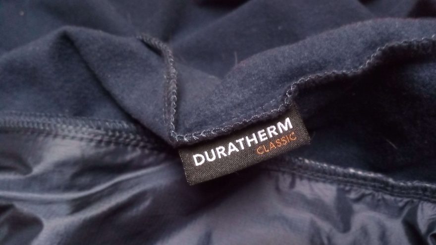 Tepelnou izolaci předního panelu bundy Hannah Maxton zajišťuje materiál DURATHERM.