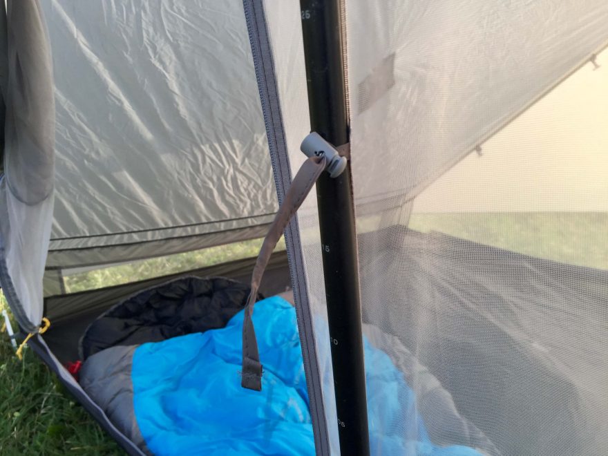 Detail upínání vnitřního stanu k trekové holi u přístřešku Gossamer Gear The Two