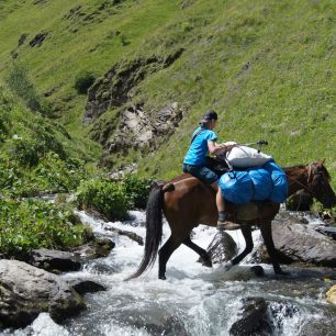 Překonávání přítoku Tusheti Alazani