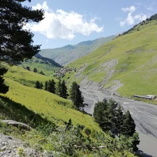 Údolí řeky Tusheti Alazani, v pozadí Jvarboseli