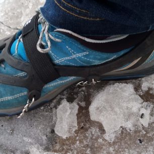 Fixace a nošení na nízké outdoorové botě ASOLO - YATE Ice Spikes