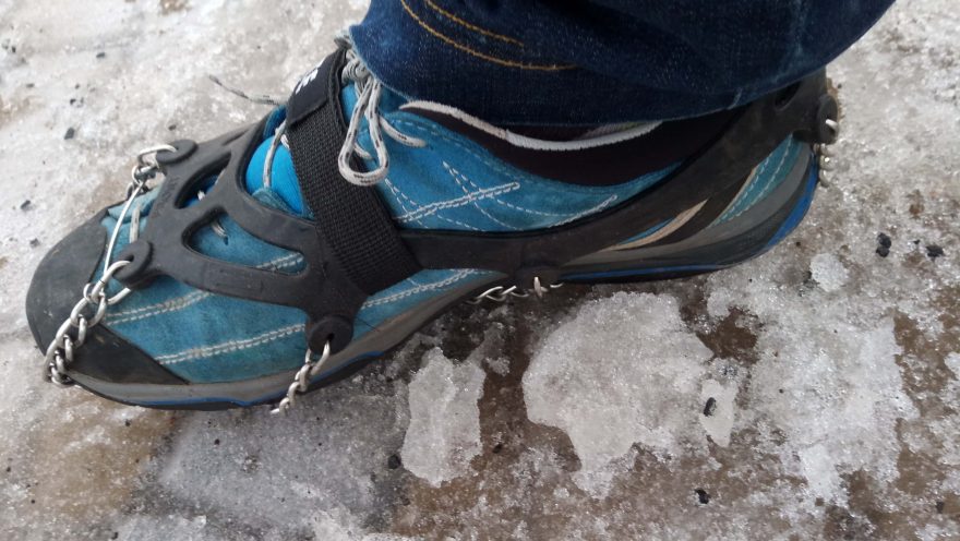 Fixace a nošení na nízké outdoorové botě ASOLO - YATE Ice Spikes