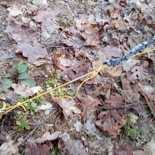 Napínání stanu Gossamer Gear The Two pomocí lanek