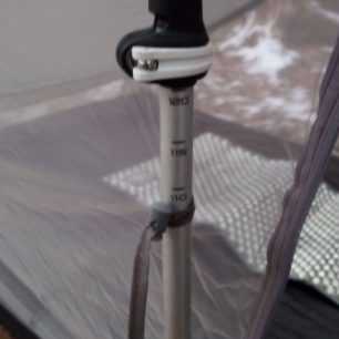 Nastavená délka teleskopických holí pro postavení stanu Gossamer Gear The Two