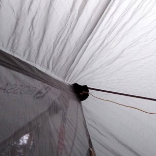 Pod střechou je možno natáhnout šňůru na zavěšení oblečení nebo i čelové svítilny