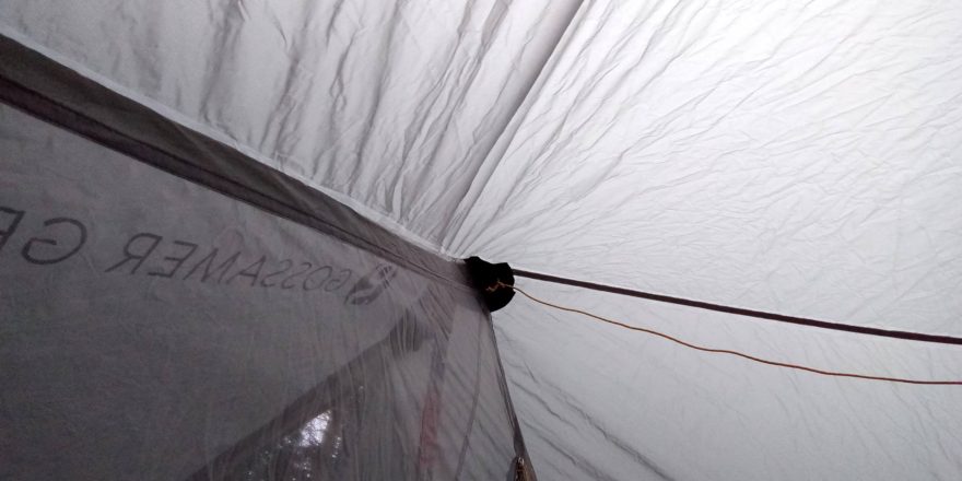 Pod střechou je možno natáhnout šňůru na zavěšení oblečení nebo i čelové svítilny