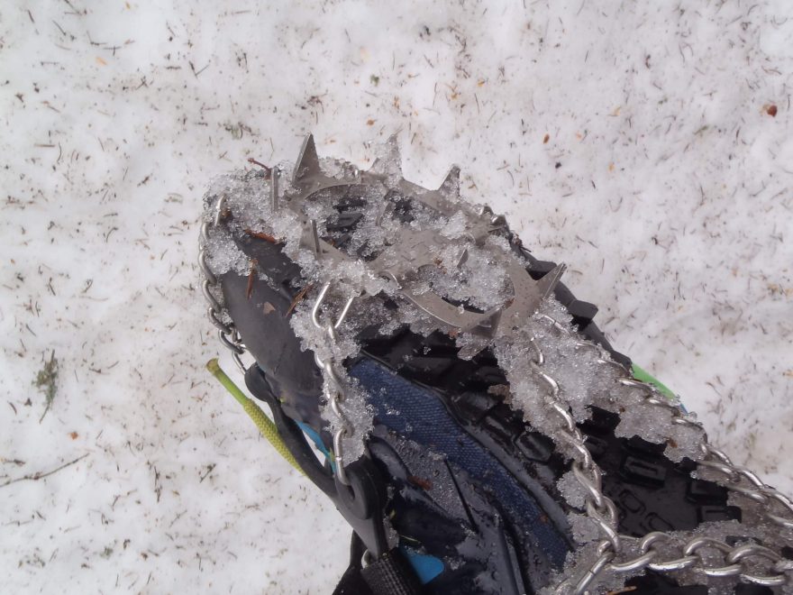 Pohled na přední díl nesmeků YATE Ice Spikes