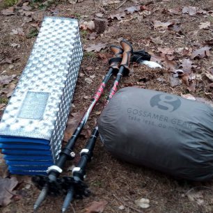 Pro stavbu stanu Gossamer Gear The Two jsou potřebné teleskopické hole