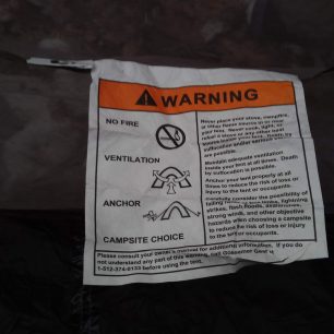 Vnitřní etiketa ve stanu Gossamer Gear The Two